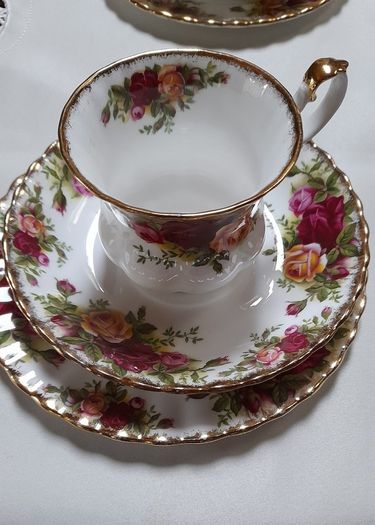 Royal Albert "Country Roses " trio