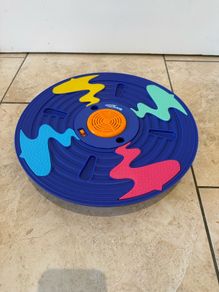 Level out balance board game