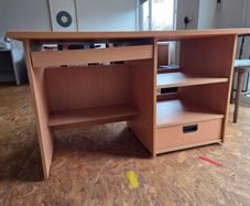 Extendable desk with drawer