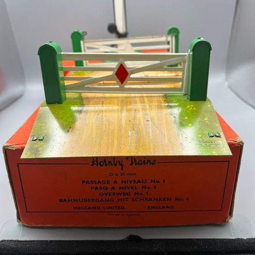 Hornby Trains O Gauge No 1 Tin Level Crossing + No 2 Single Arm Signal Boxed