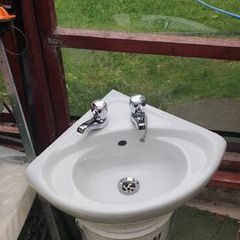 Corner basin