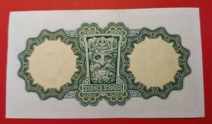 Irish 1971  2 consecutive pound banknotes in almost uncirculated condition