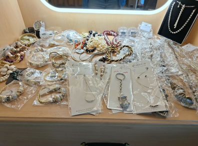 jewellery  approx 70 items