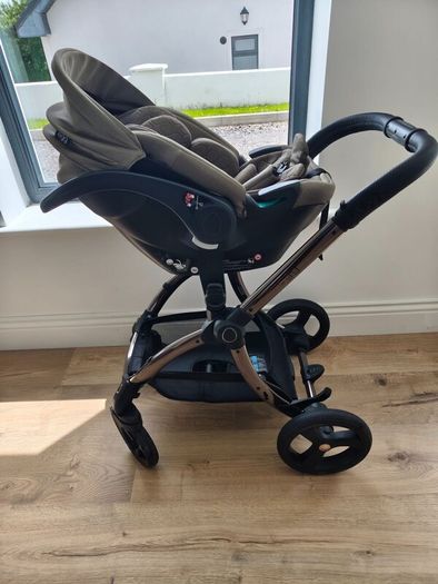 Egg 3 full travel system inc. car seat and base