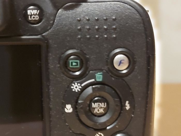 Fujifilm FinePix S5800 Digital Camera, Takes 4 AA Batteries, not powering on, for parts or repair