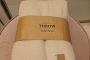Cosy Ecru throw