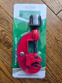 Plumbing. Pipe cutter.