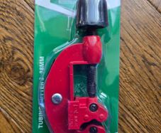 Plumbing. Pipe cutter.