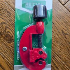 Plumbing. Pipe cutter.