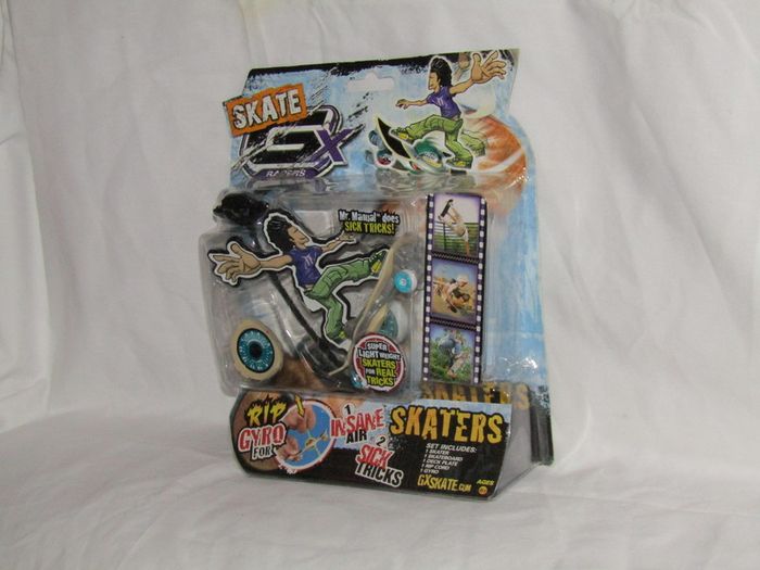 Lot of 3 packets of gx skate racers skateboard tricks skaters gyro power rip cord gift fingerboard tech deck mini skateboard made by Jakks Pacific 2009 brand new sealed