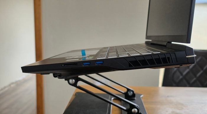 Gaming Laptop: Pc Specialist Recoil Series 17" Qhd+ 240hz sRGB , RTX 4080, 32 Gb Ddr5 Ram, 4tb Samsung 990 Pro M.2.