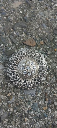 Vintage jewelry is sold individually for 5 to 10 euros