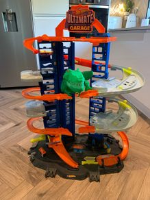 Hot Wheels ultimate garage