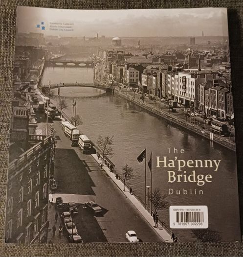 The Ha'penny Bridge, Dublin/Michael English,/ 2016,/ 1st ed.