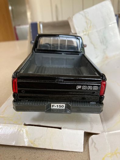 Ford F-150 Pickup Year 1993 Scale 1/25 Maisto