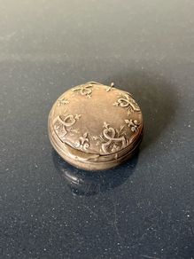 Antique silver pill box/snuff box