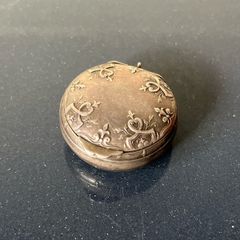 Antique silver pill box/snuff box