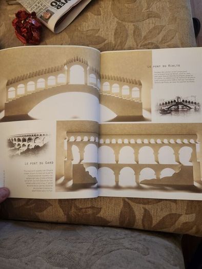 Architectures En Pop-up. 24 Cartes Detachables A Mettre En Volume. Large Volume Paperback  In Good Condition.