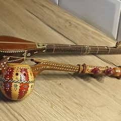 2 presume Vintange Ornamental Instruments