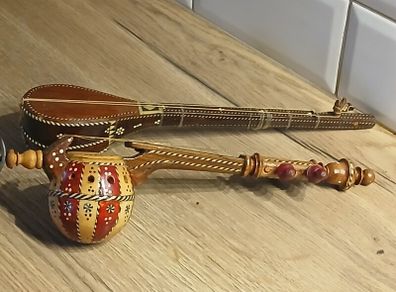 2 presume Vintange Ornamental Instruments