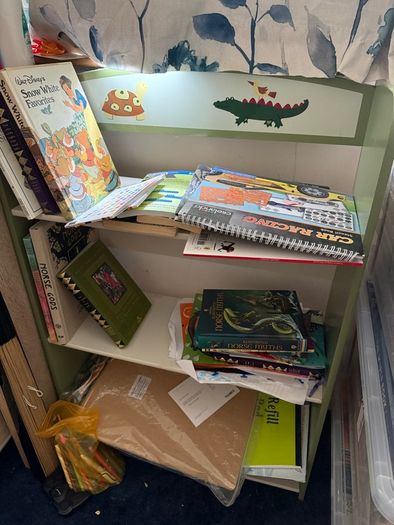Kids bookshelf and matching bench with convertible bench