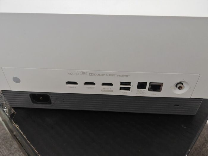 LG HU810pW UHD projector