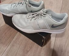 Nike runners size 5