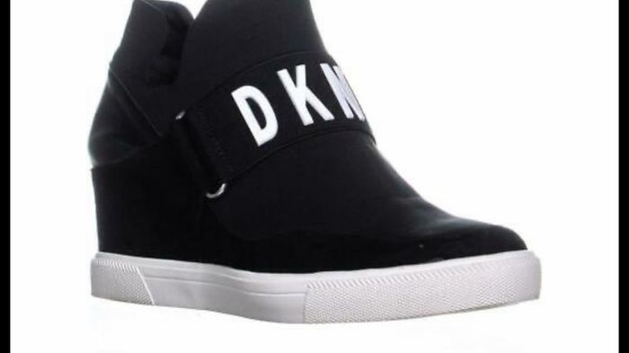 womans trainers DKNY. Size 6.