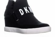 womans trainers DKNY. Size 6.