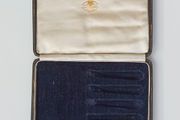 Antique medium knife box "The Goldsmiths &amp; Silversmiths Company Ltd.  112 Regent Street, London"  makers stamp and brass pin lock  size: 20.5x17.5cm