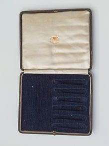 Antique medium knife box "The Goldsmiths & Silversmiths Company Ltd.  112 Regent Street, London"  makers stamp and brass pin lock  size: 20.5x17.5cm