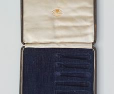 Antique medium knife box "The Goldsmiths & Silversmiths Company Ltd.  112 Regent Street, London"  makers stamp and brass pin lock  size: 20.5x17.5cm
