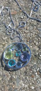 Vintage jewelry is sold individually for 5 to 10 euros.