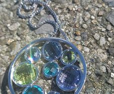Vintage jewelry is sold individually for 5 to 10 euros.