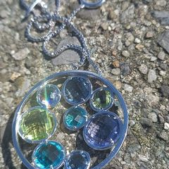 Vintage jewelry is sold individually for 5 to 10 euros.