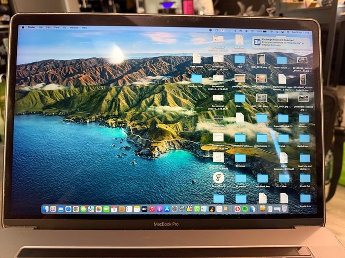 Apple MacBook Pro 15" i7 2.7GHz Touch Bar A1707 (EMC 3072) Late 2016 16GB RAM / 512GB Flash Drive / Dual GPU / Pristine condition