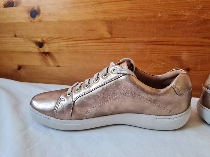 Clarks nallie Rose gold size 6D eu 39 leather Zip and lace closure In excellent condition