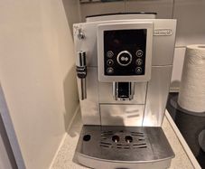 De Loghi Coffe machine, automated, bean to cup
