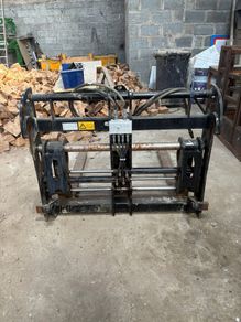 JCB-- Hydrolic forks with side shifts- like new