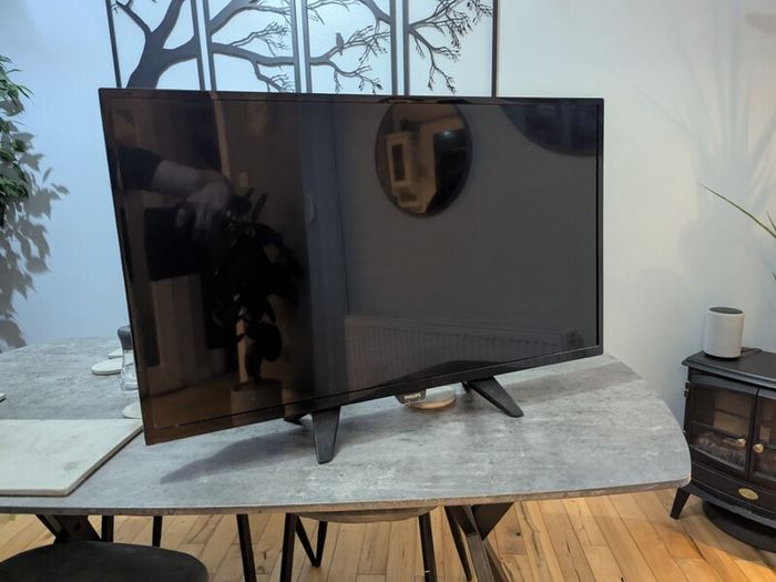 Philips 32-inch HD LED TV - excellent working condition.