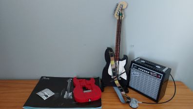 MOC Fender Stratocaster and Amp (Building blocks)
