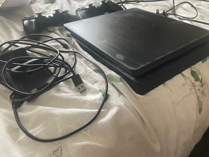 PS4 Slim 1TB Bundle (Firmware 10.71) Boxed with 2 Controllers & Dock