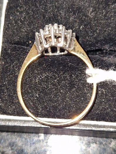 9ct gold sapphire & Diamond ring