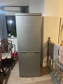 freestanding fridge-freezer