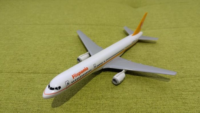 Hispania 1:200 scale model airplane, Boeing 757 aircraft, NEW