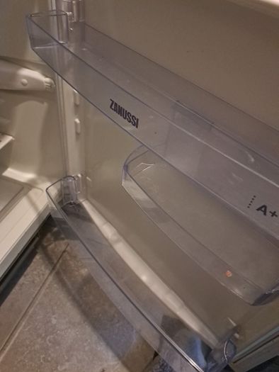 Undercounter fridge freezer integrated Zanussi