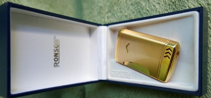 Vintage Ronson Gold Tone Lighter Made In England Tested In Original Box