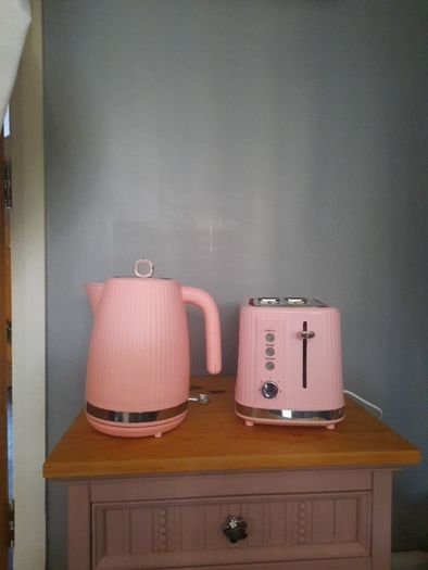 pink electric kettle and toaster