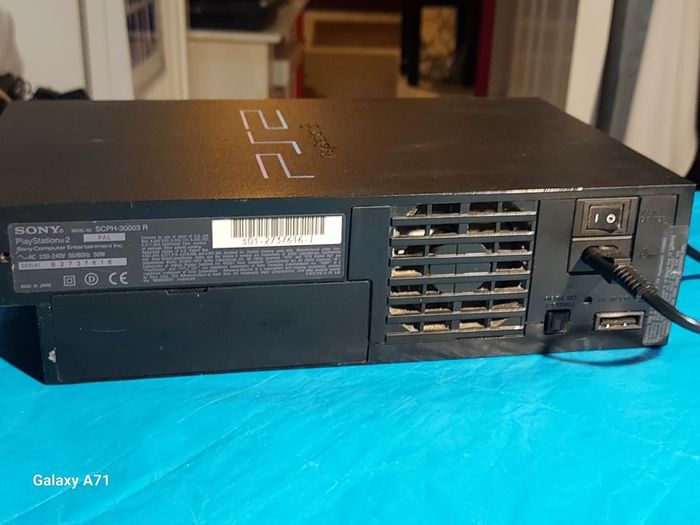 Playstation 2 Model SCPH-30003 R, Powers on and off, Opens and closes disk tray, Comes with power lead only
