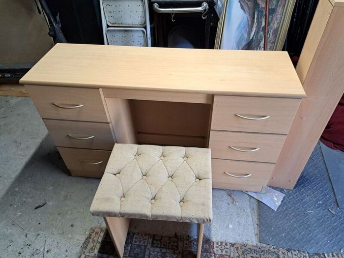 bedroom desk and chair
